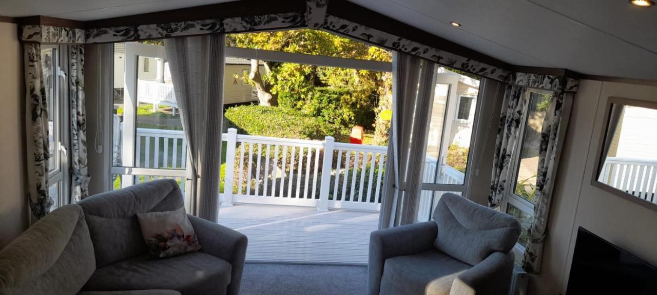 Villa Family Breaks At Rockley Park With Prosecco And A Box Of Chocolates On Arrival Poole Exterior foto