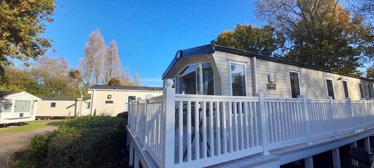 Villa Family Breaks At Rockley Park With Prosecco And A Box Of Chocolates On Arrival Poole Exterior foto