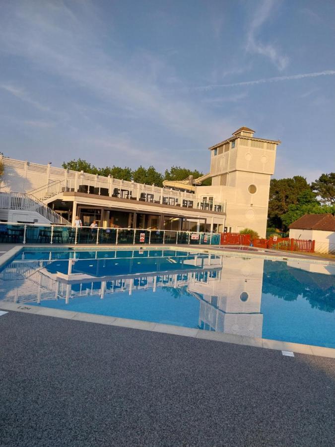 Villa Family Breaks At Rockley Park With Prosecco And A Box Of Chocolates On Arrival Poole Exterior foto