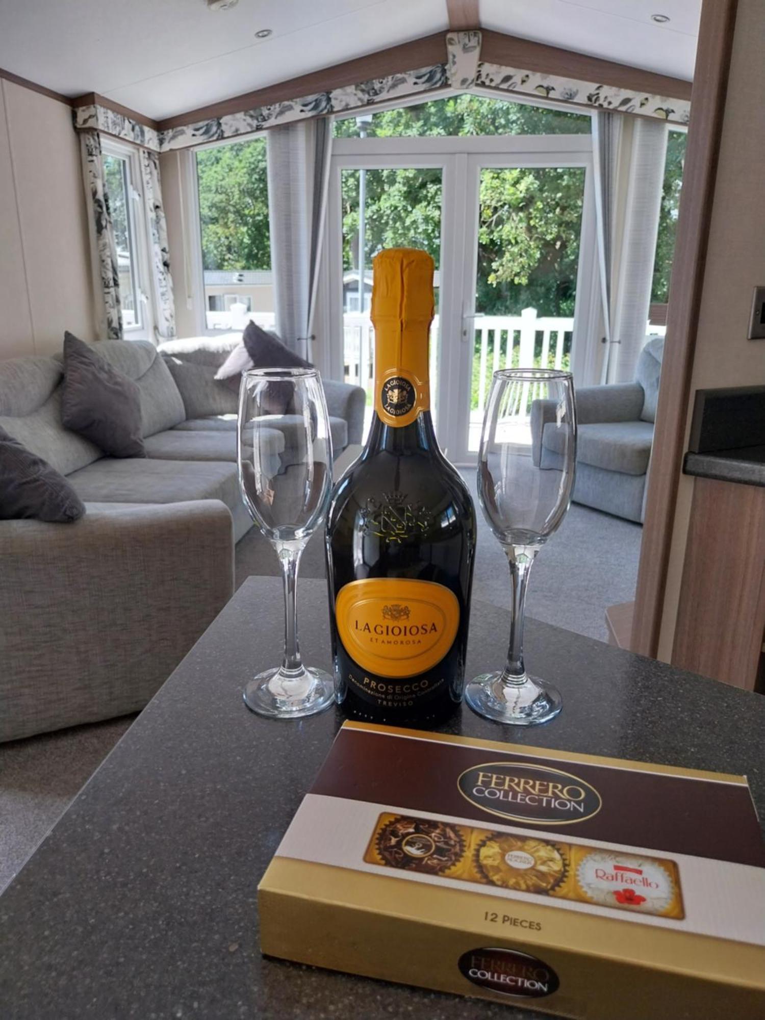 Villa Family Breaks At Rockley Park With Prosecco And A Box Of Chocolates On Arrival Poole Exterior foto
